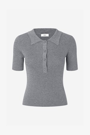 Šedé žebrované polo tričko s krátkým rukávem, zapínáním na knoflíky vpředu a měkkým límečkem. Vyrobené z pružného materiálu, s přiléhavým střihem.