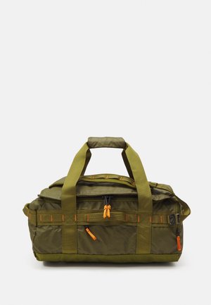 Bolsa de deporte verde oliva con asas dobles, tiradores de cremallera naranja y múltiples compartimentos con cremallera, mostrada sobre un fondo blanco.