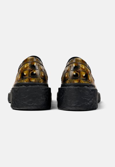 Bruine gemarmerde loafers met een krokodillenleerpatroon, voorzien van een dikke zwarte rubberen zool en een ontwerp zonder achterkant.