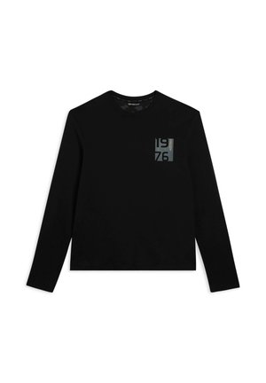 T-shirt a maniche lunghe nera in cotone. Presenta una piccola grafica con "1976" e "FREDDY" nella zona sinistra del petto. Design semplice con scollo a girocollo.