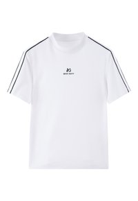Witte T-shirt met korte mouwen en een hoge hals, met zwarte zijstrepen. Voorzien van een klein zwart "MISS SIXTY" logo aan de voorkant. Zachte stoftextuur.
