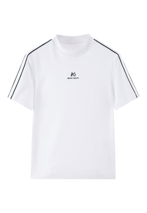 Witte T-shirt met korte mouwen en een hoge hals, met zwarte zijstrepen. Voorzien van een klein zwart "MISS SIXTY" logo aan de voorkant. Zachte stoftextuur.
