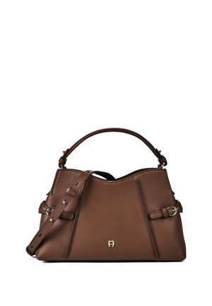 Borsa a mano in pelle marrone con texture, manico corto, tracolla regolabile, dettagli con fibbia argento e piccolo logo argentato sul davanti.