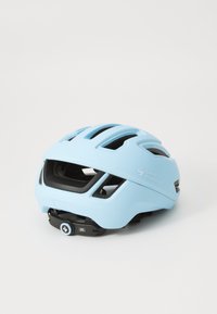 Svetlomodrá cyklistická prilba s aerodynamickým dizajnom, viacerými ventilačnými otvormi, nastaviteľným zadným otočným kolieskom a výrazným logom značky na boku.