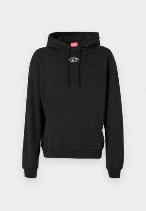 Črna jopa s kapuco iz bombažne mešanice, z žepom spredaj, rebrastimi zaključki na rokavih in srebrnim logotipom na prsih. Kapa ima vrvice za zategovanje.