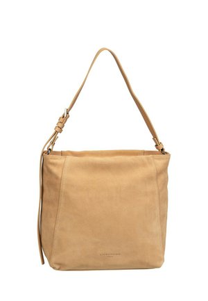 Beżowa zamszowa torebka na ramię z regulowanym paskiem i subtelnym przeszyciem, o prostokątnym kształcie, z małym wytłoczonym logo marki na dole pośrodku.