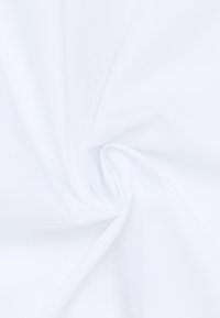 Weißer Stoff mit einer glatten, weichen Textur, der eine spiralförmige Faltung aufweist, die seine leichte und atmungsaktive Qualität betont.