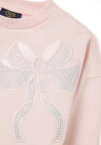 Sudadera rosa claro con un gran diseño de lazo decorado con rhinestones azul claro, confeccionada en suave algodón y con puños acanalados.