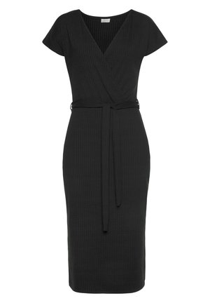 Robe midi noire côtelée à manches courtes, col en V, style cache-cœur et ceinture assortie nouée à la taille.
