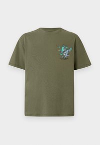 Oliven grøn bomulds t-shirt med rund hals, korte ærmer og et grafisk print af en fugl med 'TJ' i blå. Glat tekstur.