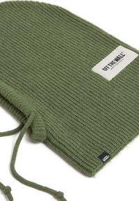 Zelená pletená čepice s ribbed texturou, vybavená stahovací šňůrkou a vyšitým štítkem "OFF THE WALL" na bílém podkladu.