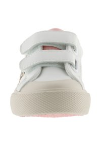 Baskets blanches avec des accents roses, présentant un dessus en cuir lisse, deux bandes Velcro et une semelle en caoutchouc texturé.