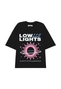 Černé oversized tričko s výrazným, multicolor grafickým textem a nebeským designem s růžovým sluncem a prstencovou planetou.