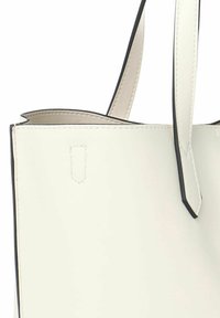 Witte leren tote bag met zwarte randen, een gladde textuur en twee stevige handvatten. Heeft een minimalistisch ontwerp met een lichte opening aan de bovenkant.