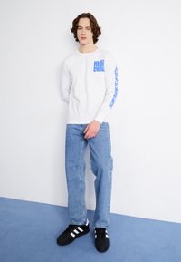 The North Face MOUNTAIN PLAY TEE - Hosszú ujjú felső - white