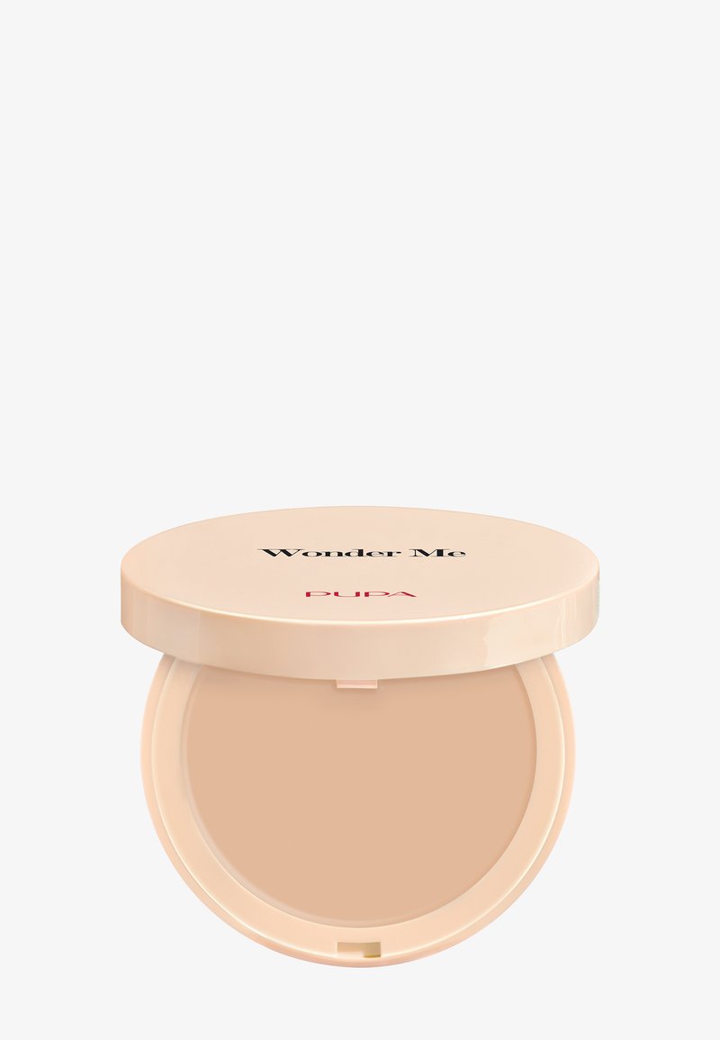 Cipria compatta di colore beige in una custodia rotonda, lucida color rosa pallido. Il coperchio presenta la scritta "Wonder Me" in nero e "PUPA" in rosso.