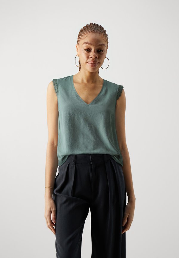 VMNANNA - Basic T-shirt - laurel wreath