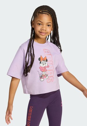 T-shirt roxa cropped com mangas curtas apresentando um gráfico da Minnie Mouse e o texto "ADIDAS". Combinado com leggings roxas que exibem "MINNIE MAE."