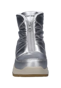 Silberne synthetische Knöchelstiefel mit Reißverschluss, gepolsterter Textur und einer dicken, hellen Sohle. Merkmale sind Raffungen an den Seiten für das Design.