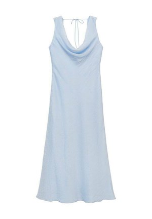 Svetlo modra maxi obleka iz mehkega, teksturiranega materiala. Ima globok cowl izrez, odprt hrbet s kravato in tekoč silhuet.