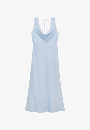 Lichtblauwe maxi-jurk in een zachte, getextureerde stof. Kenmerkt zich door een diepe cowl-halslijn, een open rug met striksluiting, en een vloeiende silhout.