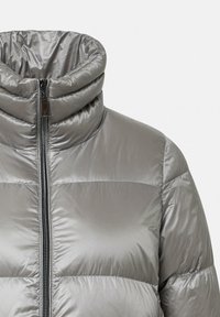 Szara kurtka puchowa z wysokim kołnierzem, z zapięciem na zamek błyskawiczny i poziomym pikowaniem. Tekstura jest gładka i lekko odbijająca światło.