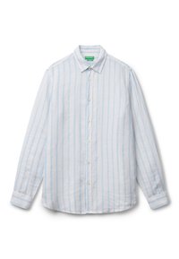 Camisa de manga larga a rayas azul claro hecha de lino. Presenta un cuello puntiagudo, cierre de botones y un dobladillo recto. Textura suave.