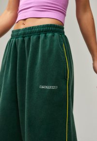 iets frans... HARRI WIDE LEG JOGGER UNISEX - Treniņtērpa apakšdaļas - forest green