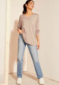 Friends Like These V NECK SUPER -REGULAR FIT - Langarmshirt - mink brown