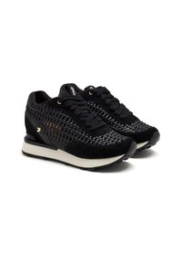 Scarpe sportive nere con una tomaia in mesh strutturato e dettagli in suede, caratterizzate da una intersuola bianca e una suola in gomma nera. Occhielli e marchio dorati visibili.