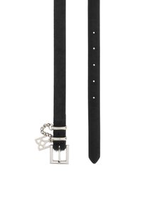 Zwarte leren riem met een gladde textuur, voorzien van zilveren hardware en een kettingaccent met een hanger. Vier verstelgaten zijn zichtbaar.