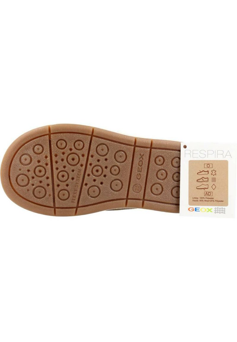 Suela de zapato GEOX Respira de goma marrón con patrones circulares, agujeros de ventilación y etiquetas que indican la composición del material y las instrucciones de cuidado.