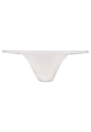 Tanga branca feita de tecido suave com um padrão embutido subtil. As alças finas e o design de cobertura mínima realçam uma estética delicada.