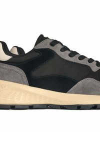 Zapatilla deportiva que presenta una combinación de materiales de ante y malla en negro y gris, con una suela de goma beige texturizada y cordones negros.