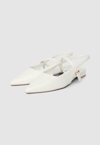 Scarpe slingback bianche con punta appuntita, realizzate in pelle testurizzata, dotate di cinturini incrociati e dettaglio fibbia color oro.