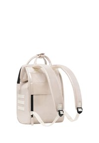 Beige, glänzender Rucksack in rechteckiger Form mit verstellbaren Trägern, einem Obergriff und drei horizontalen Streifen an der Seite.