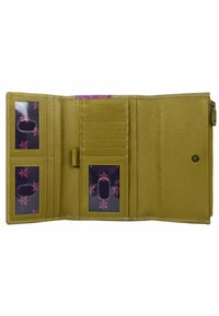 Groene leren portemonnee met interieur dat meerdere kaartsleuven, doorzichtige ID-vensters en een gestructureerde afwerking bevat. Bloemaccenten in donkerpaars.