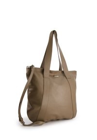 Sac fourre-tout en cuir beige avec une surface texturée, deux poignées pour l'épaule et une bandoulière amovible. Il possède une fermeture zippée et un logo minimaliste.