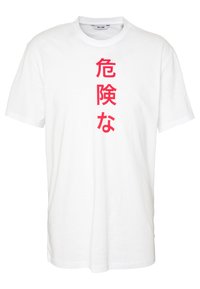 Bílá tričko s krátkým rukávem a červenými vertikálními japonskými znaky potisknutými na přední straně a kulatým výstřihem.