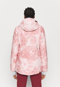 Rosa Batik-Wasserjacke mit großer Kapuze, langen Ärmeln und verstellbaren Manschetten, mit einem Logo-Patch auf dem linken Ärmel.