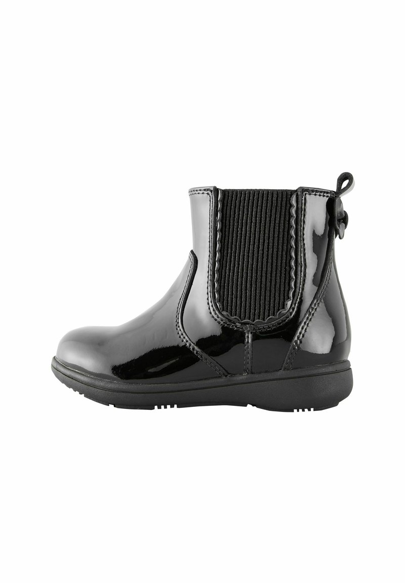 Stivaletto in pelle verniciata nera con pannelli laterali elastici, punta tonda e linguetta sul tallone. Dettaglio elastico texturizzato sulla parte superiore.