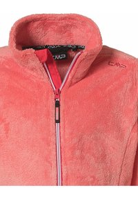 Giacca in pile corallo con colletto alto, zip frontale e dettagli della zip in contrasto rosa. Logo CMP sul petto, texture morbida.