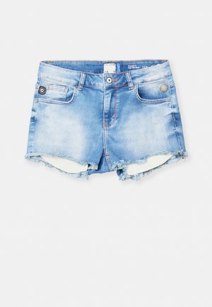 Short en denim bleu clair avec ourlet effiloché, design à cinq poches et accents en métal argenté sur la taille avant et les poches.