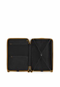 Zwarte koffer met oranje accenten, voorzien van een ritsmeshvak, kruisbanden en een gemarmerde binnenkant. De binnenzijde heeft een gladde afwerking.