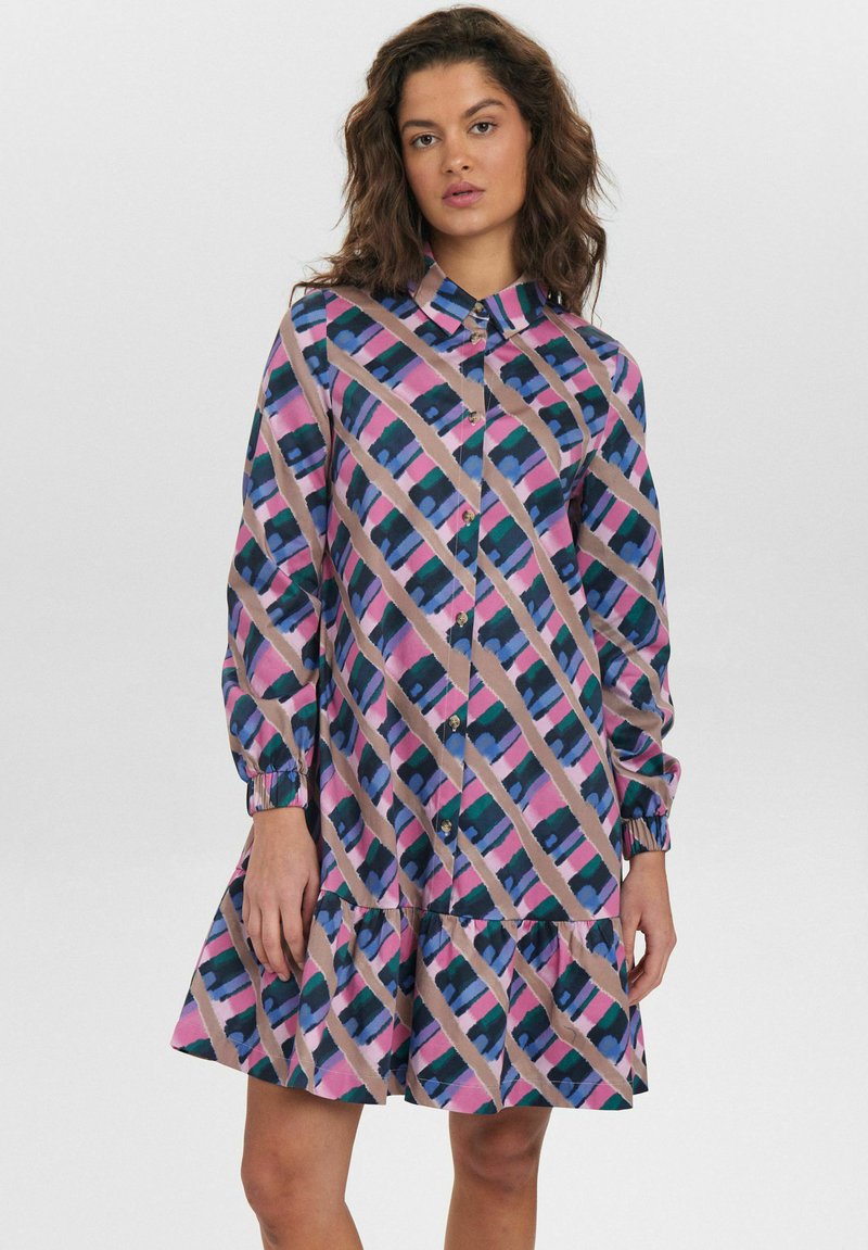 Abito camicia a maniche lunghe in tessuto morbido, con un motivo geometrico multicolore di blu, rosa e verde e orlo a strati.