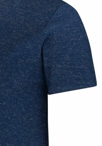 Zbliżenie na koszulkę z krótkim rękawem w melanżowym ciemnoniebieskim kolorze, ukazujące górną część rękawa i ramienia.