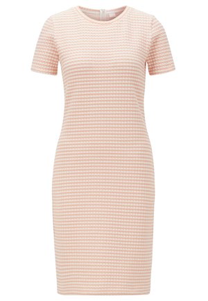 Jasnoróżowa dopasowana sukienka z krótkimi rękawami, teksturowanym wzorem i białymi poziomymi paskami. Zapięcie na zamek z tyłu. Gładka tkanina.