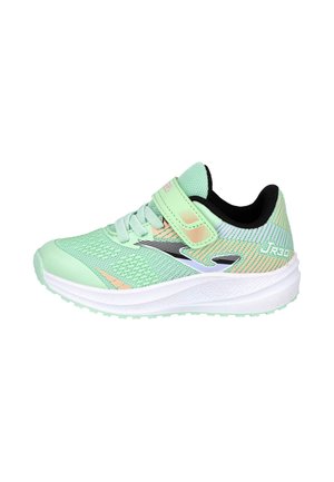 Zapatilla deportiva infantil de color verde claro con parte superior de malla, detalles en negro y melocotón, suela blanca, cordones y una tira de velcro sobre fondo blanco.