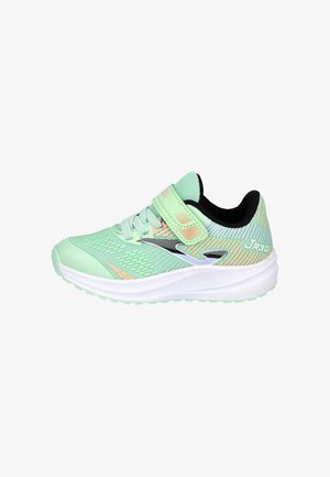 Zapatilla deportiva infantil de color verde claro con parte superior de malla, detalles en negro y melocotón, suela blanca, cordones y una tira de velcro sobre fondo blanco.
