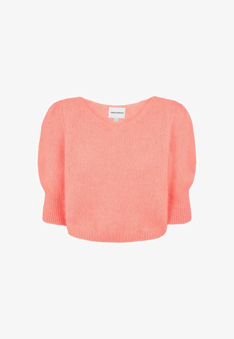Pull en maille duveteuse rose corail avec encolure large, manches courtes, coupe courte et poignets côtelés, présenté sur fond blanc.